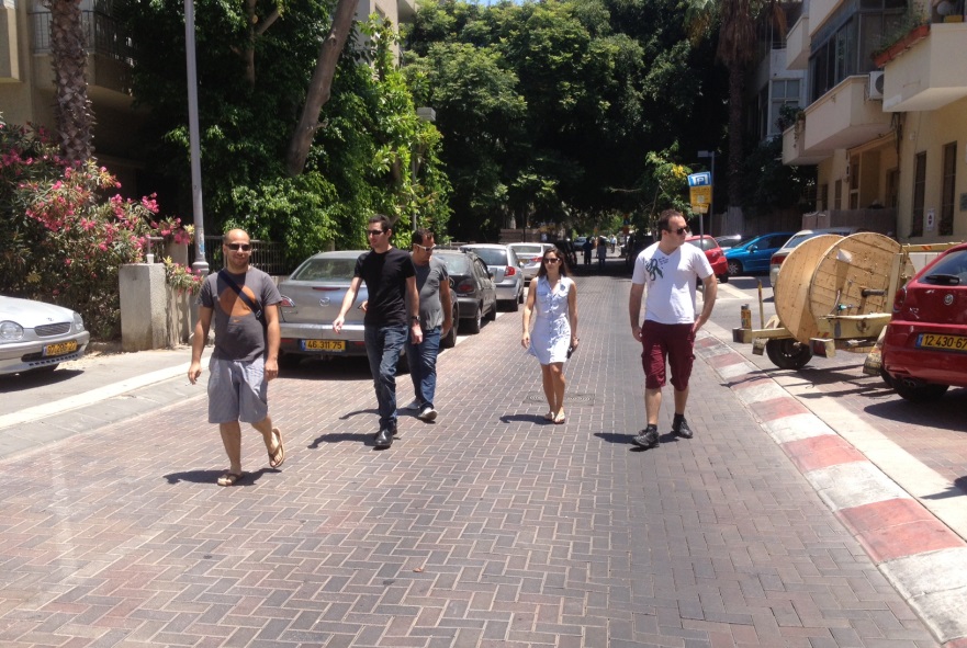 בדרך לעוד ארוחת צהריים במסעדה עילאית ומתנשאת